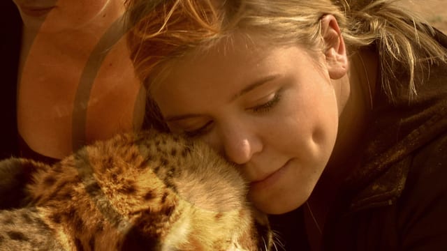 Junge Frau mit Gepard. Junge Frau mit Gepard.