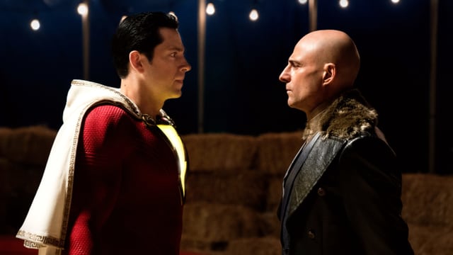 Superheld Shazam steht Bösewicht Sivana gegenüber. Superheld Shazam steht Bösewicht Sivana gegenüber.