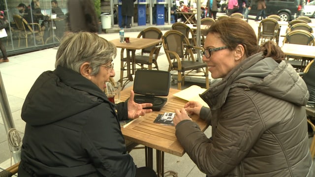 Zwei Frauen diskutieren Zwei Frauen diskutieren