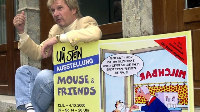 ein Mann sitzt mit einem Poster auf einer Treppe ein Mann sitzt mit einem Poster auf einer Treppe