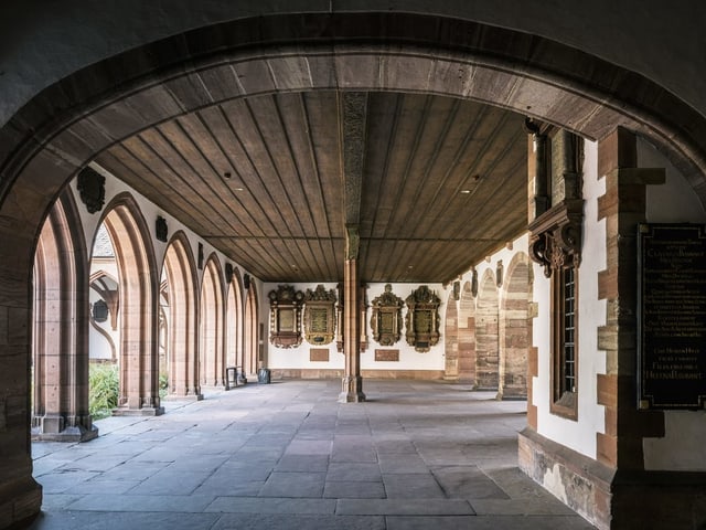 Kreuzgang im Basler Münster. Kreuzgang im Basler Münster.