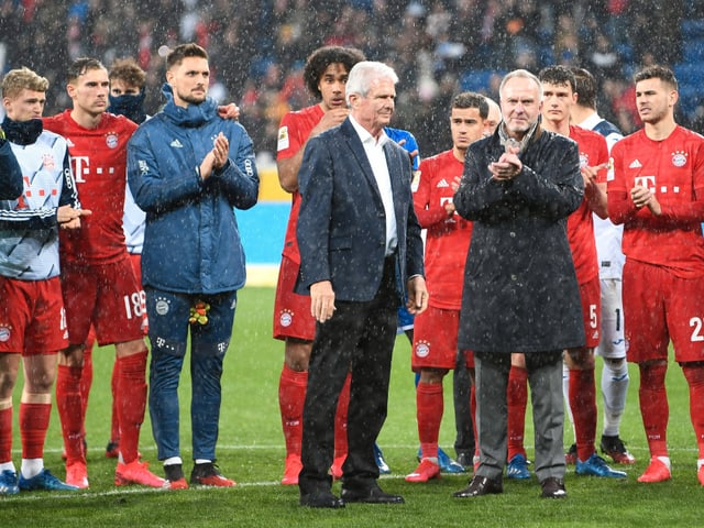 Bayern-Spieler beklatschen Dietmar Hopp