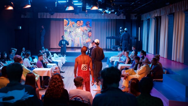 Eine Theaterbühne mit Zuschauern. Eine Theaterbühne mit Zuschauern.