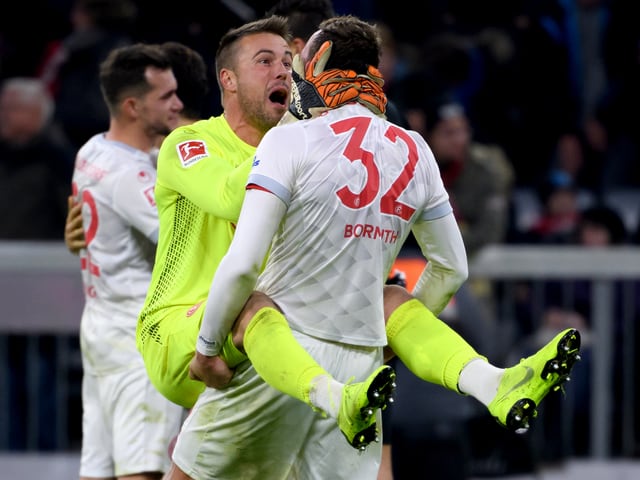 Düsseldorf-Goalie Michael Rensing freut sich.