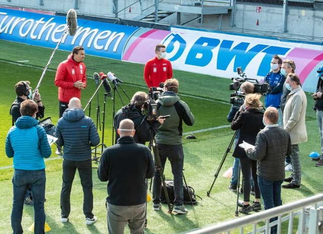 LASK-Coach Valérien Ismael (links) beim Trainingsstart am 20. April. LASK-Coach Valérien Ismael (links) beim Trainingsstart am 20. April.
