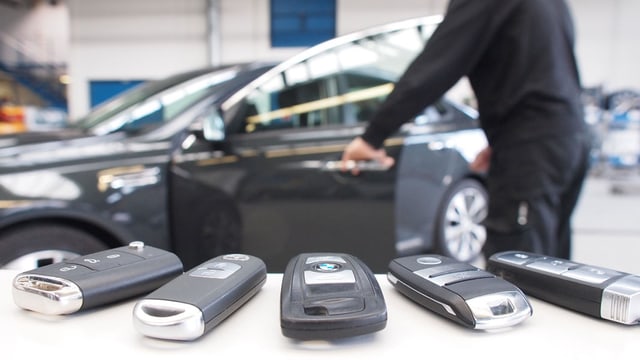 Keyless-Geräte vor einem Auto. Keyless-Geräte vor einem Auto.