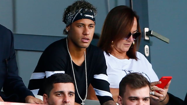 Neymar auf der Tribüne. Neymar auf der Tribüne.
