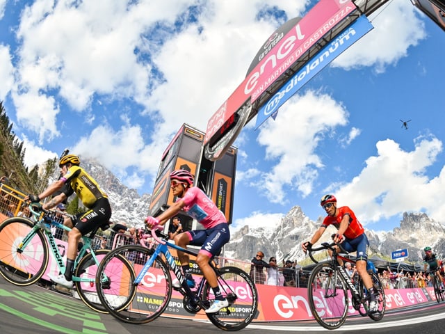 Richard Carapaz mit Primoz Roglic (l.) und Vincenzo Nibali (r.) Richard Carapaz mit Primoz Roglic (l.) und Vincenzo Nibali (r.)