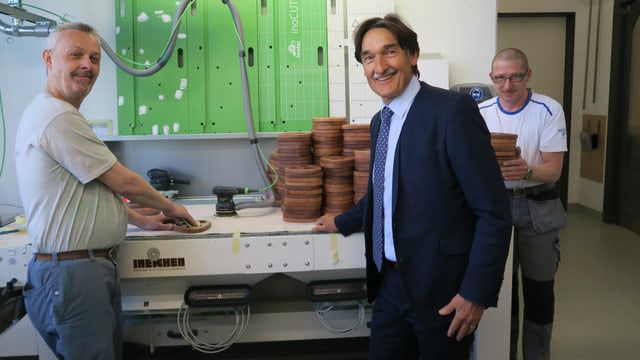 Drei Männer vor Drechselbank Drei Männer vor Drechselbank