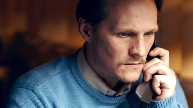 Aloys verhält sich der geheimnisvollen Anruferin gegenüber distanziert. Aber nur anfangs. Dann verliebt er sich in sie. Aloys verhält sich der geheimnisvollen Anruferin gegenüber distanziert. Aber nur anfangs. Dann verliebt er sich in sie.
