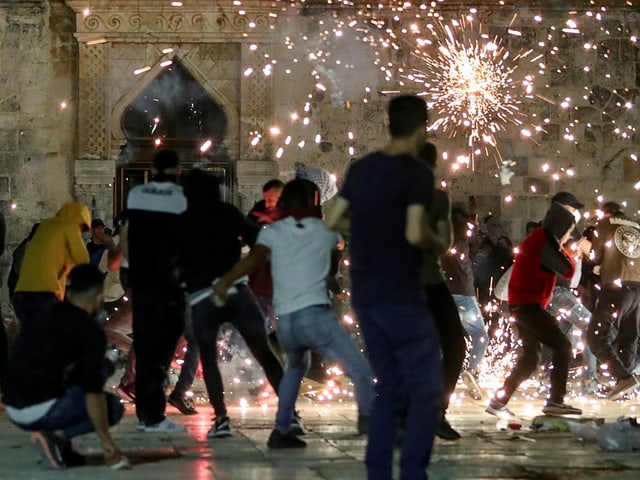 Palästinenische Demonstranten reagieren auf eine Blendgranate