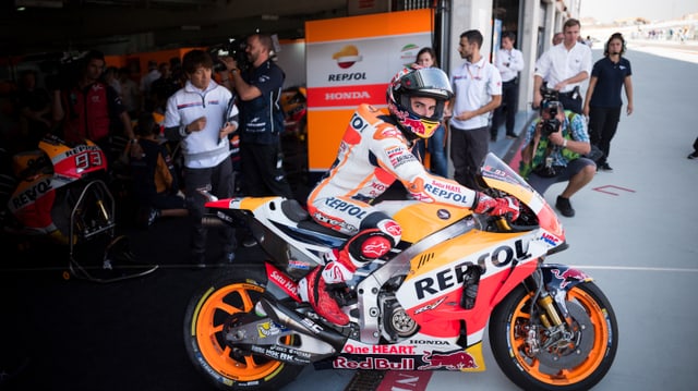 Marc Marquez sitzt auf seiner Maschine. Marc Marquez sitzt auf seiner Maschine.