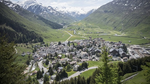 Blick auf das Dorf Andermatt mit Schneebergern im Hintergrund. Blick auf das Dorf Andermatt mit Schneebergern im Hintergrund.