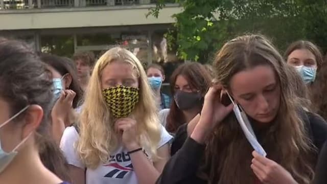 Schülerinnen des Gymnasiums Neufeld in Bern mit Masken. Schülerinnen des Gymnasiums Neufeld in Bern mit Masken.