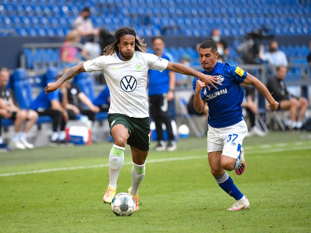 Kevin Mbabu (l.) zeigte beim 4:1-Sieg seiner «Wölfe» gegen Schalke eine auffällige Leistung und erzielte per Abstauber das zwischenzeitliche 3:0.