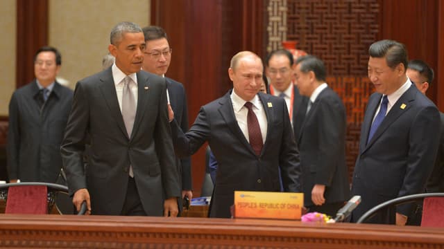 Putin (Mitte) klopft Obama (links) auf die Schulter Putin (Mitte) klopft Obama (links) auf die Schulter