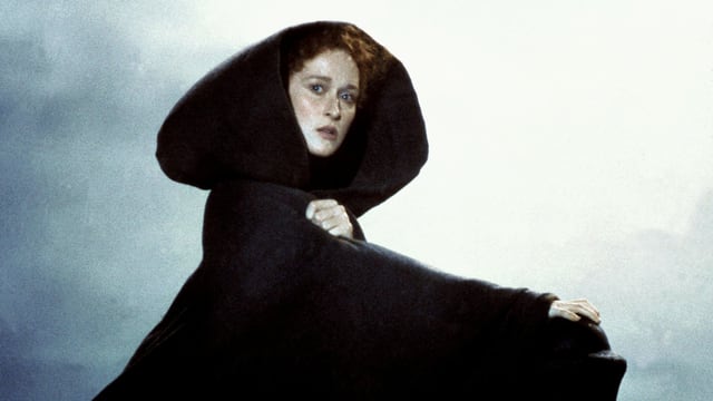 Meryl Streep blickt in die Ferne und trägt ein schwarzes Gewand. Meryl Streep blickt in die Ferne und trägt ein schwarzes Gewand.