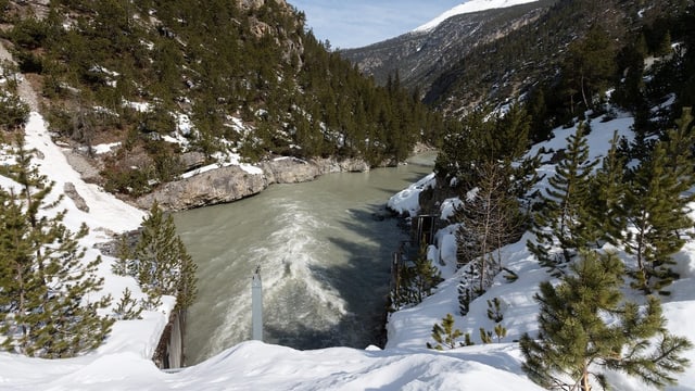 Mit reichlich Wasser aus dem Ablassstollen wurde im April 2013 versucht, die Schlammablagerungen aus dem Spöl zu spülen. Mit reichlich Wasser aus dem Ablassstollen wurde im April 2013 versucht, die Schlammablagerungen aus dem Spöl zu spülen.
