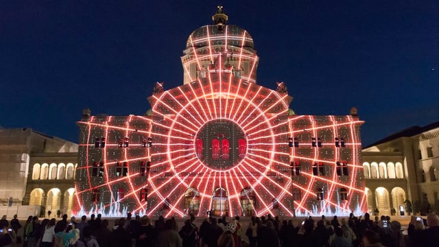 Ausscnitt aus dem Lichtspektakel, welches järhlich am Bundeshaus erstrahlt. Ausscnitt aus dem Lichtspektakel, welches järhlich am Bundeshaus erstrahlt.