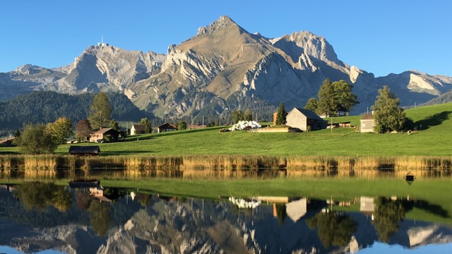 Wolkenloser Schafberg vom Schwendisee aus gesehen. Wolkenloser Schafberg vom Schwendisee aus gesehen.