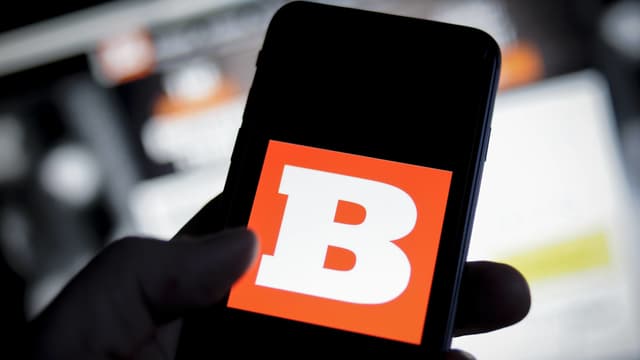 Breitbart auf dem Handydisplay Breitbart auf dem Handydisplay