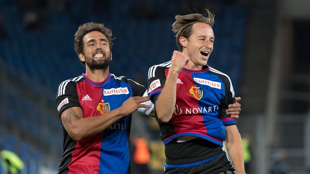Die Basler Matias Delgado und Luca Zuffi jubeln. Die Basler Matias Delgado und Luca Zuffi jubeln.
