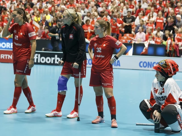 Enttäuschte Unihockeyanerinnen. Enttäuschte Unihockeyanerinnen.