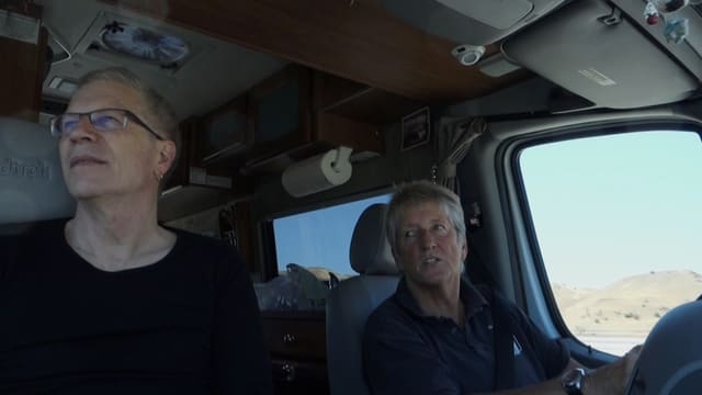 Adrian und Magdalena Zschokke unterwegs im Camper Adrian und Magdalena Zschokke unterwegs im Camper