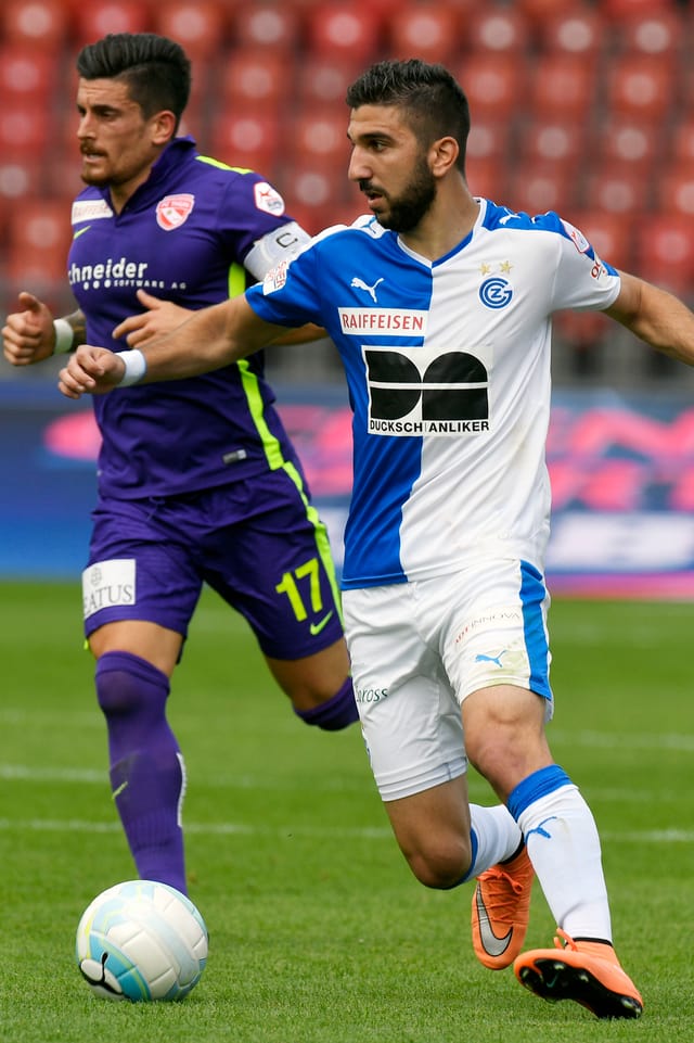 Dus ballapedists curran cun la balla. Dus ballapedists curran cun la balla.