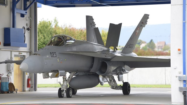 In aviun da cumbat dal tip F/A-18 da l'Armada svizra. In aviun da cumbat dal tip F/A-18 da l'Armada svizra.