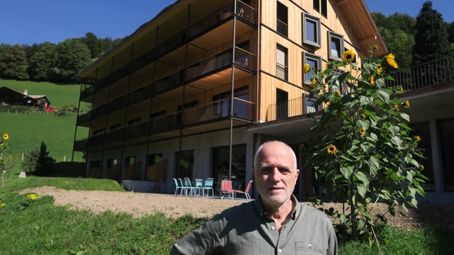 Mario Binetti vor dem Neubau des Kientalerhofs Mario Binetti vor dem Neubau des Kientalerhofs
