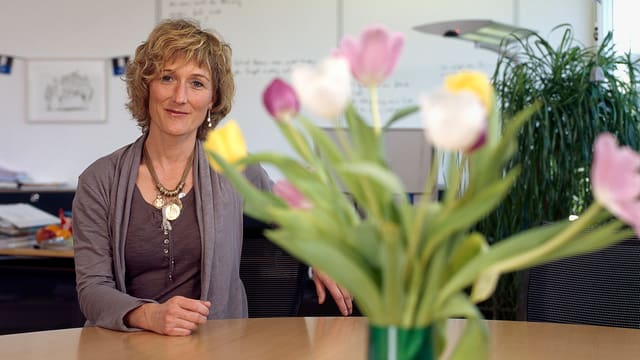 Susanne Hochuli hinter einem Blumenstrauss. Susanne Hochuli hinter einem Blumenstrauss.