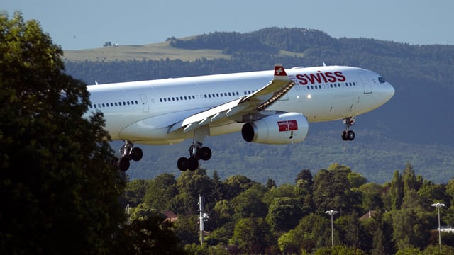 Ein Swiss-Flugzeug kurz vor der Landung in Genf-Cointrin.