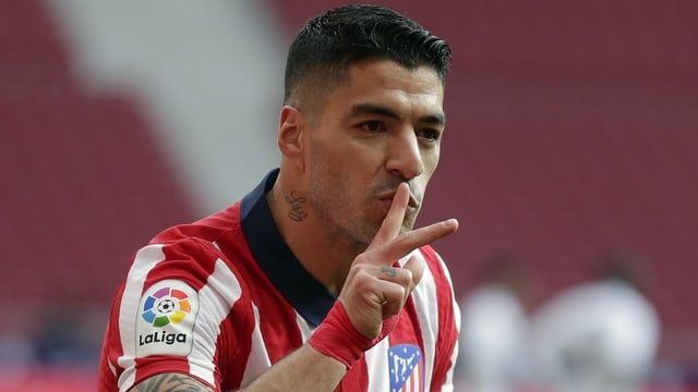 Luis Suarez küsst sich beim Torjubel den Finger.
