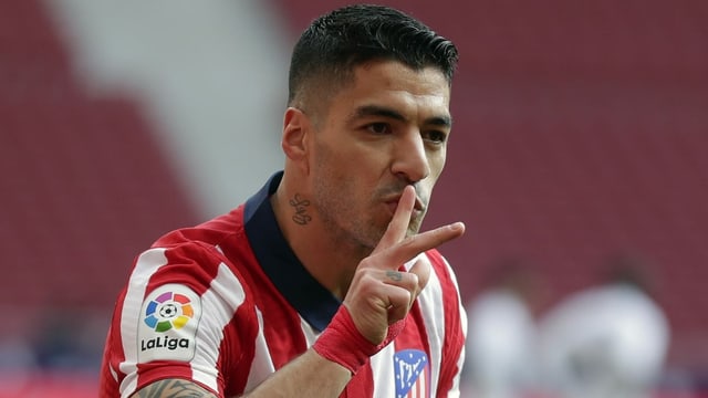 Luis Suarez küsst sich beim Torjubel den Finger. Luis Suarez küsst sich beim Torjubel den Finger.