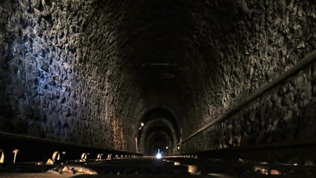 Bahngeleise in einem Tunnel. Bahngeleise in einem Tunnel.