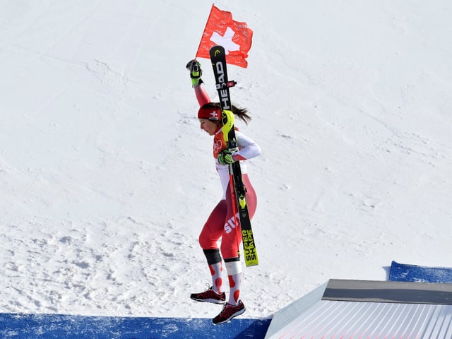 Wendy Holdener springt vom Podium. Wendy Holdener springt vom Podium.