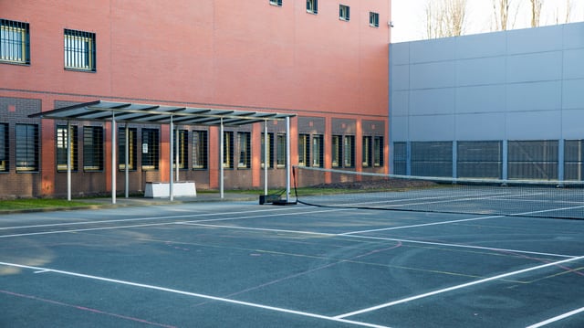 Innenhof mit Tennisnetz Innenhof mit Tennisnetz