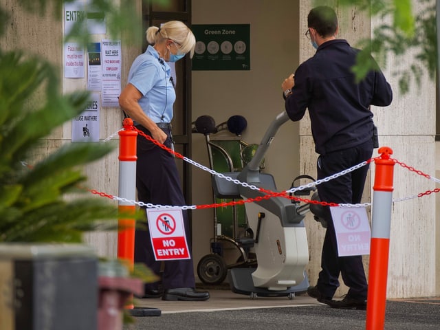 Ein Hometrainer wird ins Quarantäne-Hotel gebracht. Ein Hometrainer wird ins Quarantäne-Hotel gebracht.