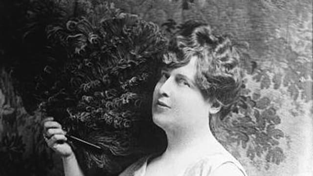Porträt der Sängerin Florence Foster Jenkins mit Fächer. Porträt der Sängerin Florence Foster Jenkins mit Fächer.