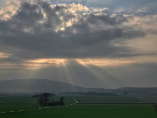 Wolken, Sonnenstrahlen, Wiesen.