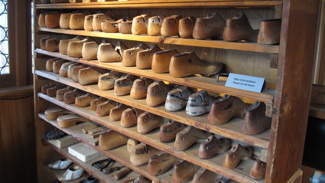 Holzschuhe im Gestell Holzschuhe im Gestell