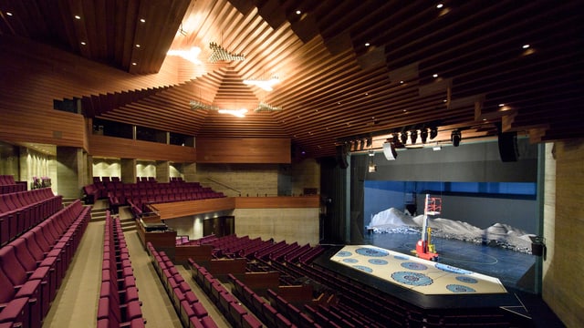 Blick auf eine Theaterbühne. Blick auf eine Theaterbühne.