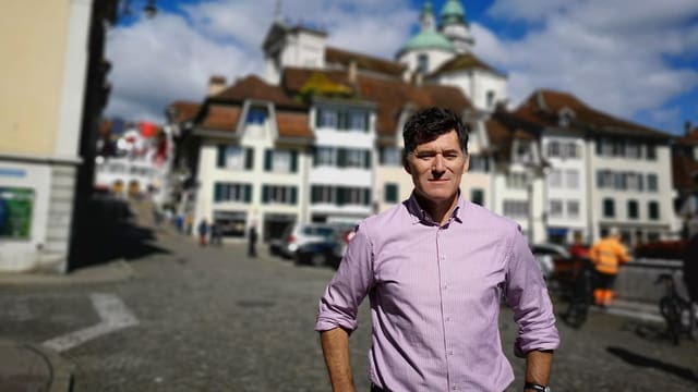 Mann mit weiss-rotem Hemd vor der Altstadt von Solothurn. Mann mit weiss-rotem Hemd vor der Altstadt von Solothurn.