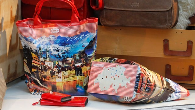 Schweizer Taschen und Portemonnaies in einem Schaufenster. Schweizer Taschen und Portemonnaies in einem Schaufenster.