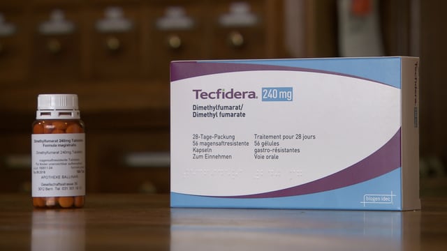 Eine Packung des Medikaments Tecfidera steht neben einer Dose mit Pillen des alternativen Medikaments Eine Packung des Medikaments Tecfidera steht neben einer Dose mit Pillen des alternativen Medikaments
