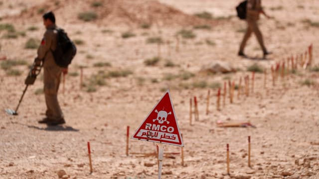Minenkontrolleure suchen Minen in Syrien, die vom IS versteckt wurden. Minenkontrolleure suchen Minen in Syrien, die vom IS versteckt wurden.