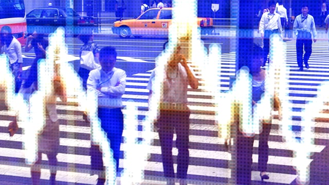 Menschen werden auf einer Tafel reflektiert, die eine Grafik des Wechselkurses zwischen dem japanischen Yen und dem US-Dollar außerhalb einer Maklerfirma in Tokio zeigt. Menschen werden auf einer Tafel reflektiert, die eine Grafik des Wechselkurses zwischen dem japanischen Yen und dem US-Dollar außerhalb einer Maklerfirma in Tokio zeigt.