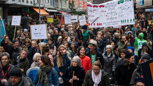 Alterdurchmischte Demonstranten in Biel. Alterdurchmischte Demonstranten in Biel.