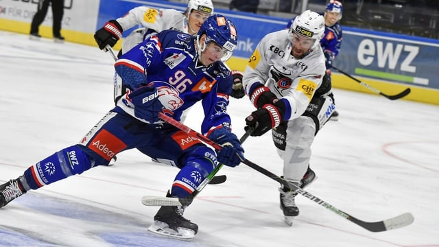 ZSC-Verteidiger Tim Berni im Einsatz gegen Fribourg Gotteron. ZSC-Verteidiger Tim Berni im Einsatz gegen Fribourg Gotteron.